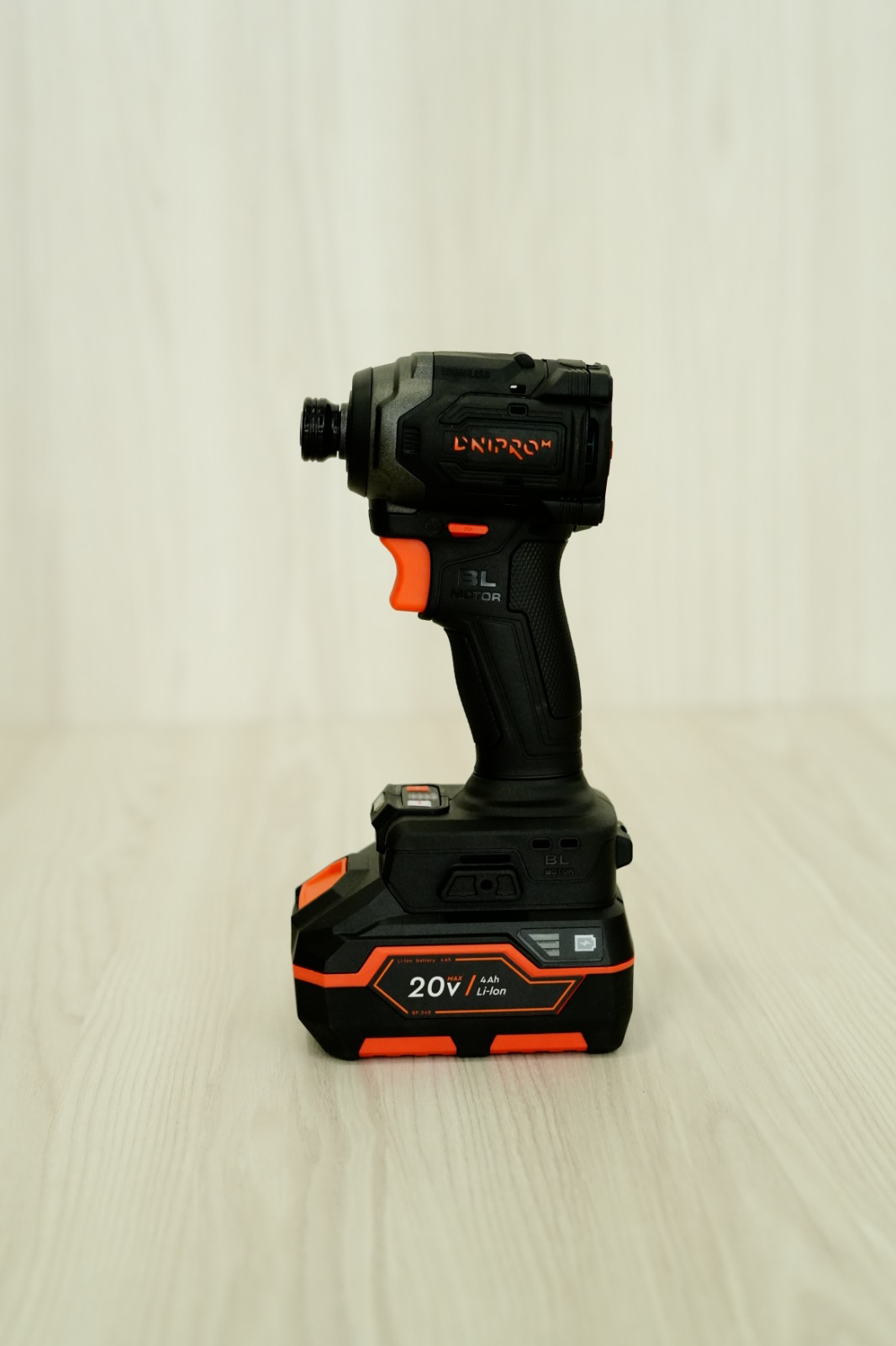 Kit DNIPRO-M DTD-201BC ULTRA 20 V, 230 Nm + 2 acumulatori 4 Ah + încărcător rapid